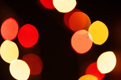 Red and yellow bokeh pattern on a dark background wallpaper